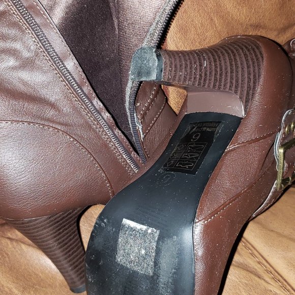 Boots - Picture 3 of 6